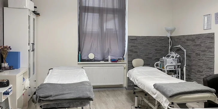 Omlazující obličejové masáže: liftingová, gua sha i hollywoodská