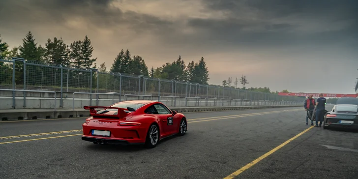 Jízda na závodním okruhu v Třinci, Brně či Mostě v legendárním voze Porsche: 1–5 kol
