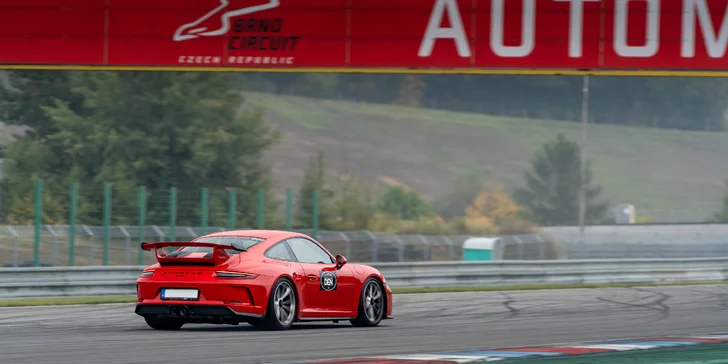 Jízda na závodním okruhu v Třinci, Brně či Mostě v legendárním voze Porsche: 1–5 kol