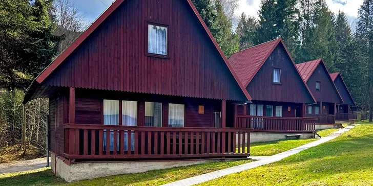 Pohoda v rekreačním areálu v Beskydech: chatka s kuchyňkou až pro 9 osob