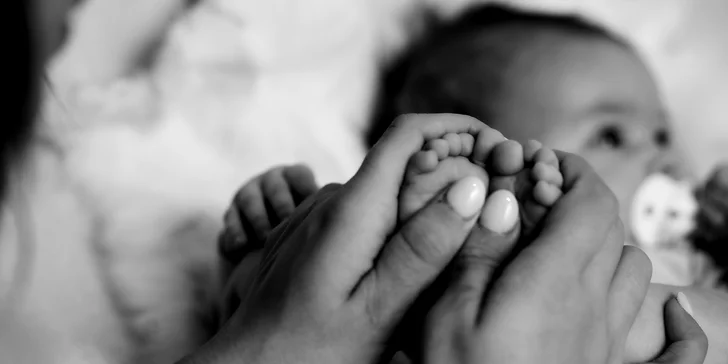 Profesionální focení v ateliéru i přírodě: newborn, rodiny, páry i narozeniny, 18 až 25 fotek