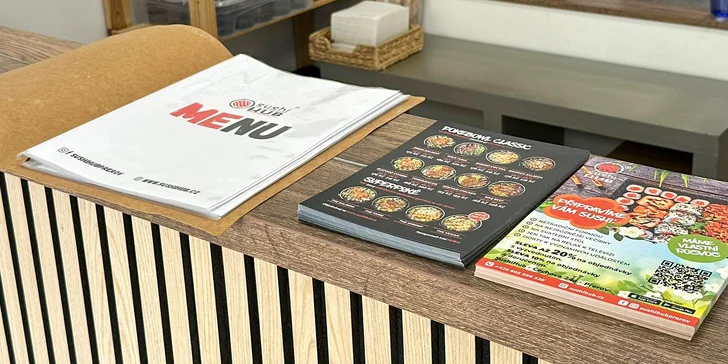 Havajský poke bowl s kuřetem, lososem či tofu a jarní závitek na odnos s sebou