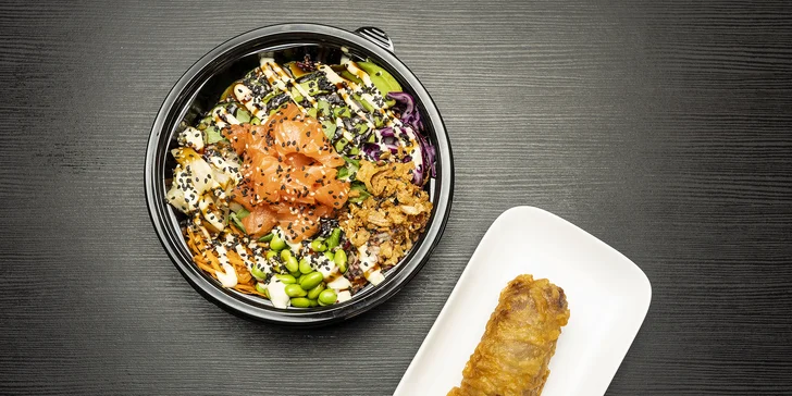 Havajský poke bowl s kuřetem, lososem či tofu a jarní závitek na odnos s sebou