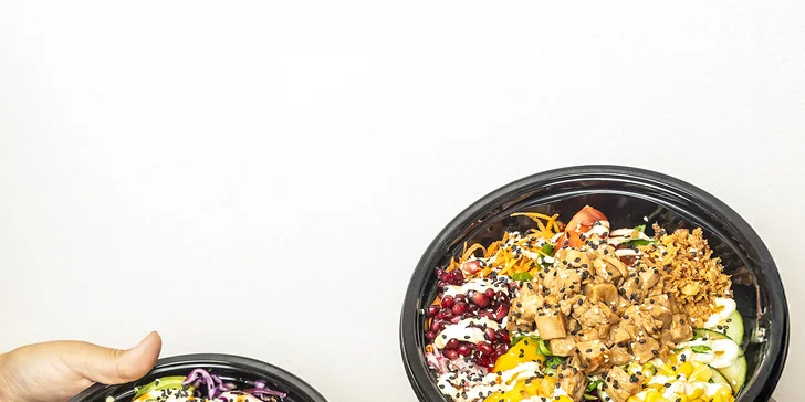 Havajský poke bowl s kuřetem, lososem či tofu a jarní závitek na odnos s sebou