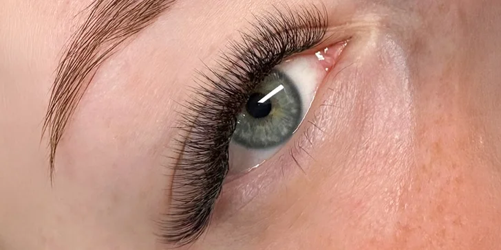 Prodloužení řas pomocí UV technologie nebo lash lifting s laminací obočí