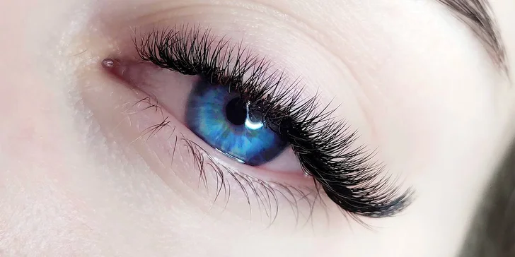 Prodloužení řas pomocí UV technologie nebo lash lifting s laminací obočí
