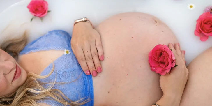 Vánoční dárek v podobě rodinných fotek: ateliérové focení i varianta milkbath (5 fotek)