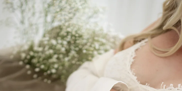 Ateliérové těhotenské focení & milkbath: sama, s partnerem či rodinou, 5 až 15 fotografií