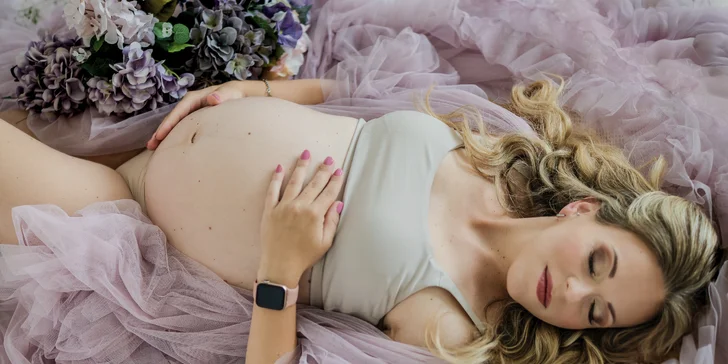 Ateliérové těhotenské focení & milkbath: sama, s partnerem či rodinou, 5 až 15 fotografií