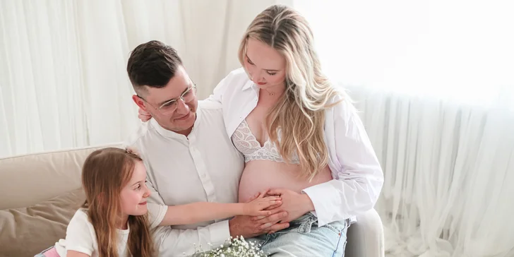 Ateliérové těhotenské focení & milkbath: sama, s partnerem či rodinou, 5 až 15 fotografií