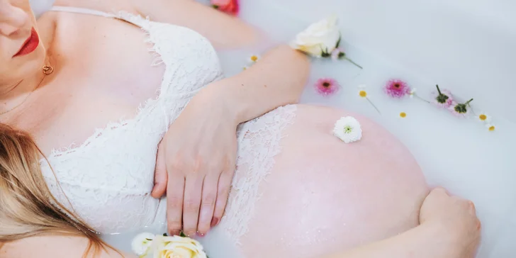 Ateliérové těhotenské focení & milkbath: sama, s partnerem či rodinou, 5 až 15 fotografií