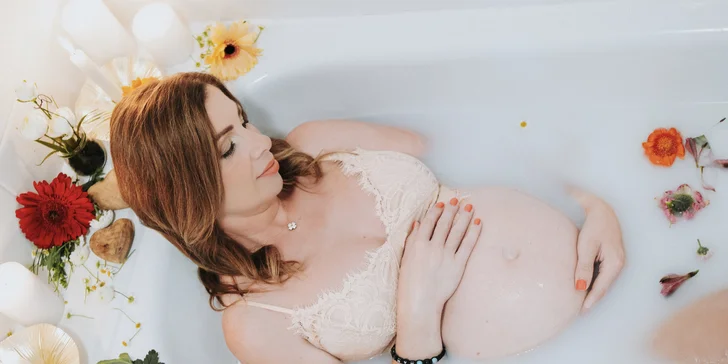 Ateliérové těhotenské focení & milkbath: sama, s partnerem či rodinou, 5 až 15 fotografií