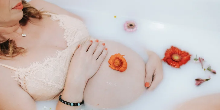 Ateliérové těhotenské focení & milkbath: sama, s partnerem či rodinou, 5 až 15 fotografií
