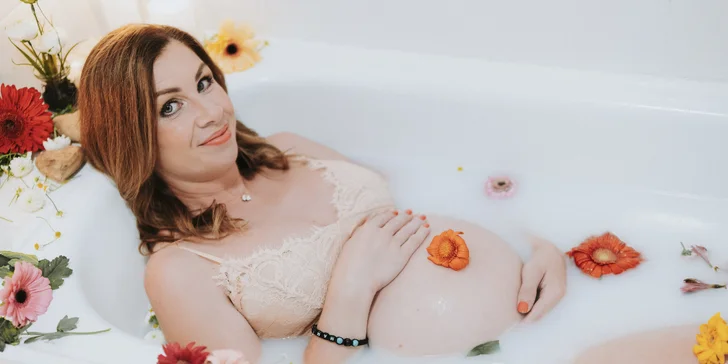 Ateliérové těhotenské focení & milkbath: sama, s partnerem či rodinou, 5 až 15 fotografií