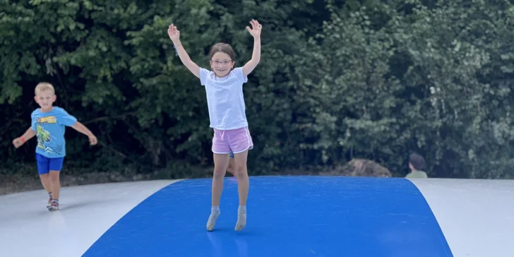 Celodenní vstup na nafukovací trampolíny a hranolky k tomu: pro 1-2 děti