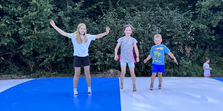 Celodenní vstup na nafukovací trampolíny a hranolky k tomu: pro 1-2 děti