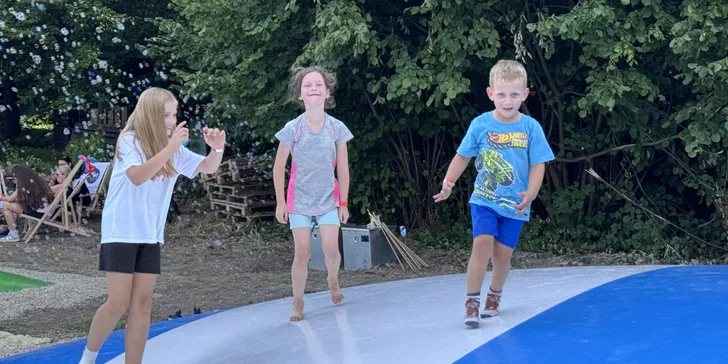 Celodenní vstup na nafukovací trampolíny a hranolky k tomu: pro 1-2 děti