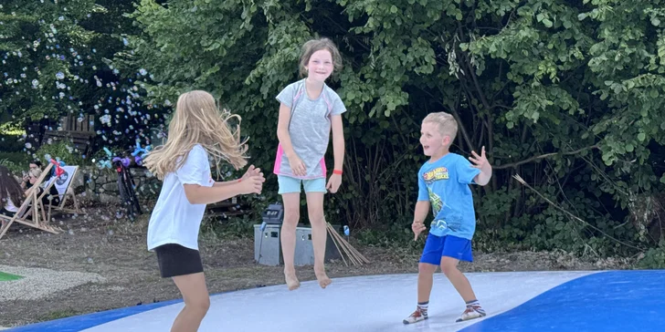 Celodenní vstup na nafukovací trampolíny a hranolky k tomu: pro 1-2 děti