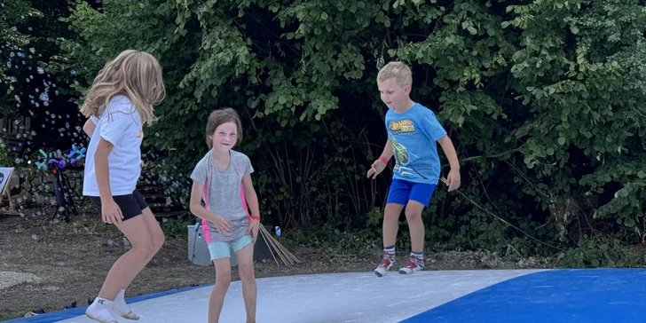 Celodenní vstup na nafukovací trampolíny a hranolky k tomu: pro 1-2 děti