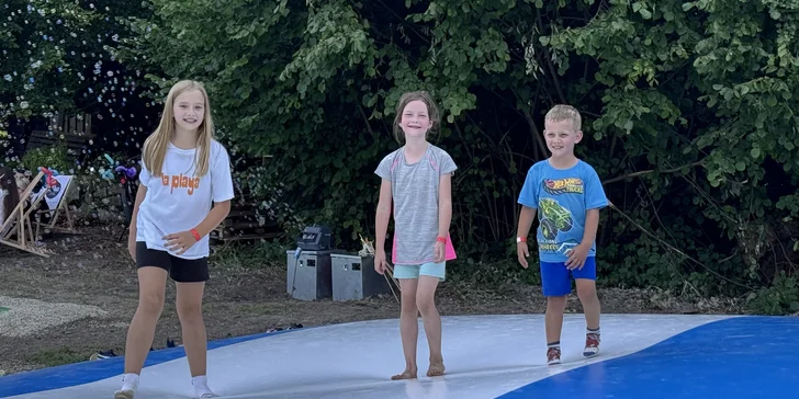 Celodenní vstup na nafukovací trampolíny a hranolky k tomu: pro 1-2 děti