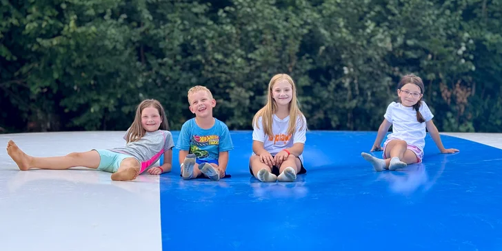 Celodenní vstup na nafukovací trampolíny a hranolky k tomu: pro 1-2 děti