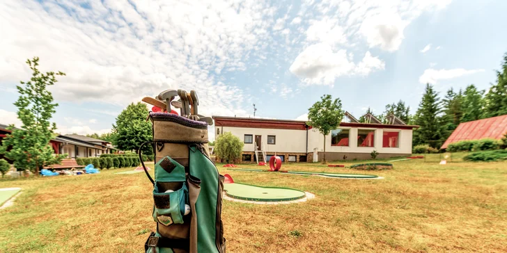 Užijte si moře zábavy při fotbalgolfu, discgolfu nebo minigolfu v resortu Ráj v Srbsku: 60–120 minut