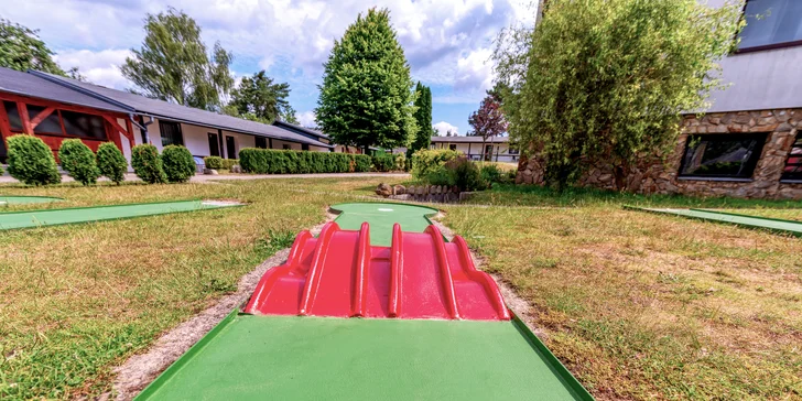 Užijte si moře zábavy při fotbalgolfu, discgolfu nebo minigolfu v resortu Ráj v Srbsku: 60–120 minut
