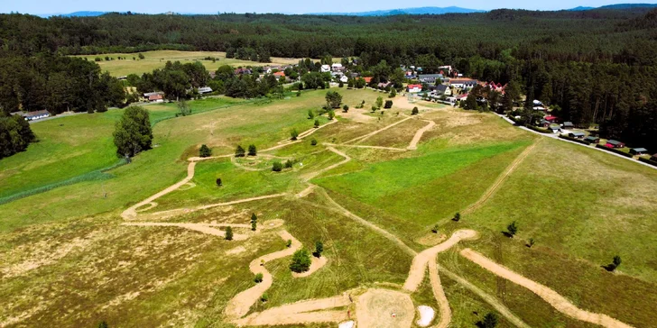 Užijte si moře zábavy při fotbalgolfu, discgolfu nebo minigolfu v resortu Ráj v Srbsku: 60–120 minut