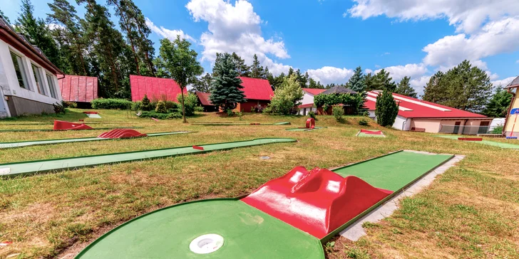 Užijte si moře zábavy při fotbalgolfu, discgolfu nebo minigolfu v resortu Ráj v Srbsku: 60–120 minut
