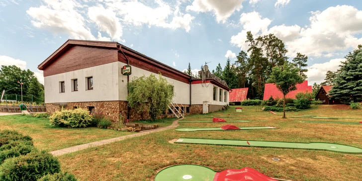 Užijte si moře zábavy při fotbalgolfu, discgolfu nebo minigolfu v resortu Ráj v Srbsku: 60–120 minut