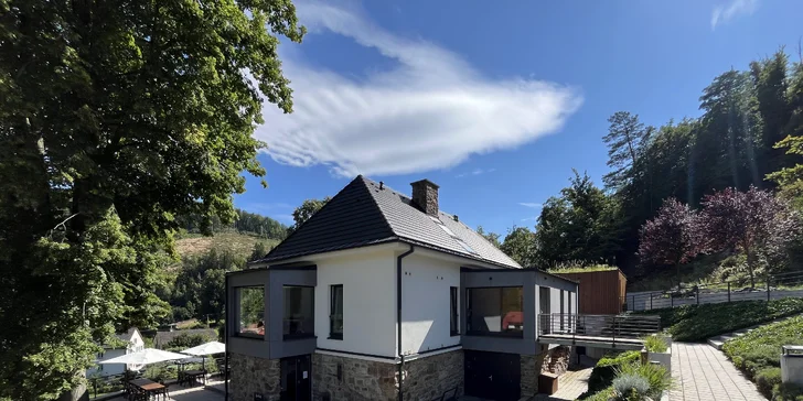 Krásný resort u přehrady Vír na Vysočině: snídaně i večeře, dřevostavby a prvorepubliková vila