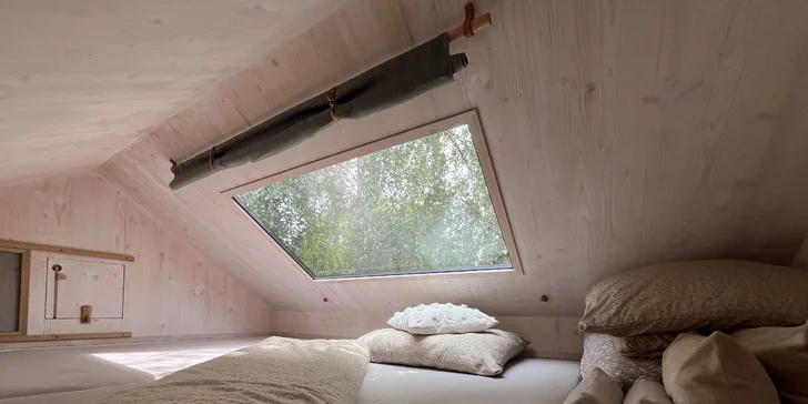 Pobyt v moderním a útulném posedu na Vysočině: venkovní ohniště, kuchyňka i plnohodnotná koupelna