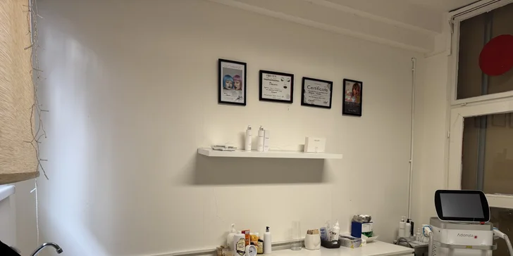 Podmanivý pohled každý den: laminace obočí a lash lifting včetně barvení a výživy