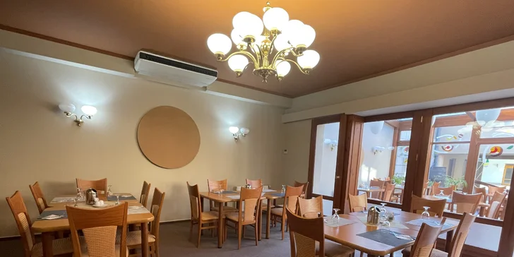 Pohodový pobyt v Mohelnici: hotel se snídaní, láhev vína a krajina Bouzova