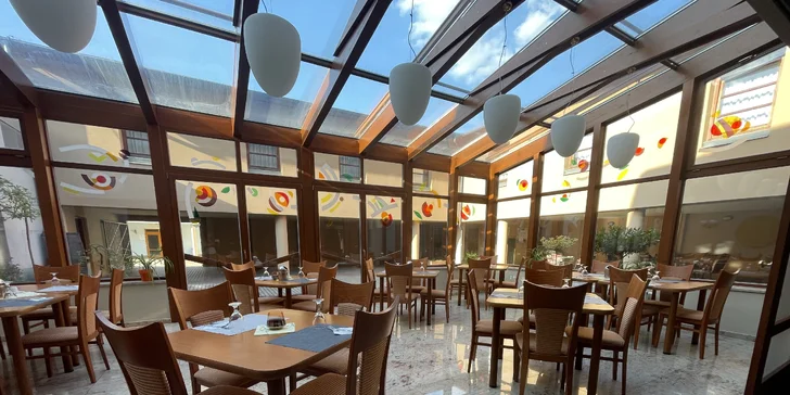 Pohodový pobyt v Mohelnici: hotel se snídaní, láhev vína a krajina Bouzova