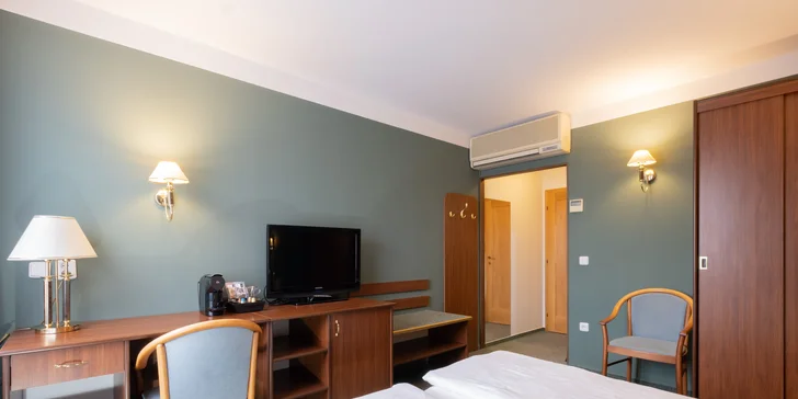 Pohodový pobyt v Mohelnici: hotel se snídaní, láhev vína a krajina Bouzova