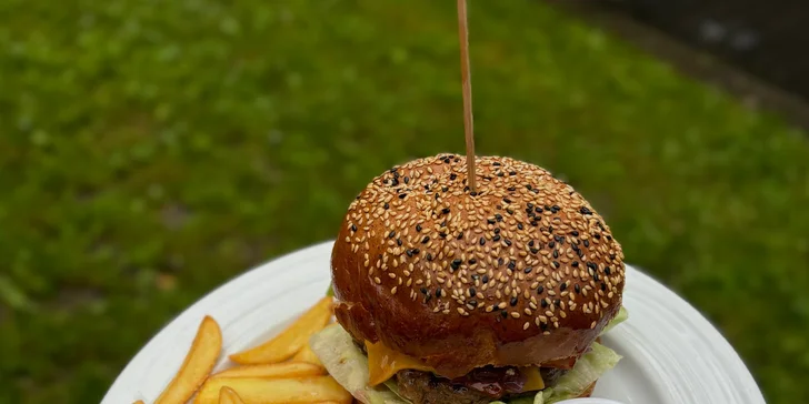 Dopřejte si 1 nebo 2 burgery dle výběru, vč. hranolek: varianta s kuřetem, hovězím, tofu i tvarůžky
