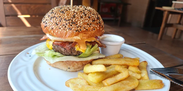 Dopřejte si 1 nebo 2 burgery dle výběru, vč. hranolek: varianta s kuřetem, hovězím, tofu i tvarůžky