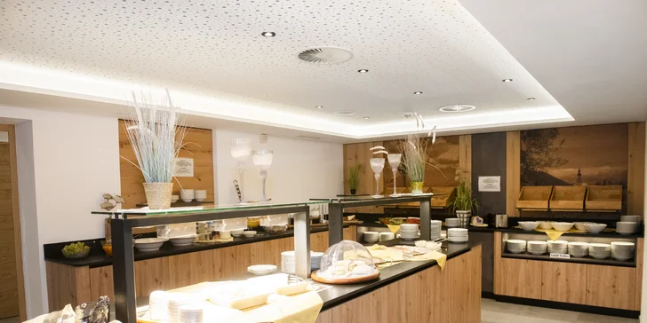 Kitzbühelských Alpách: 4* hotel blízko sjezdovky, bohatá polopenze, saunová zóna i karta výhod
