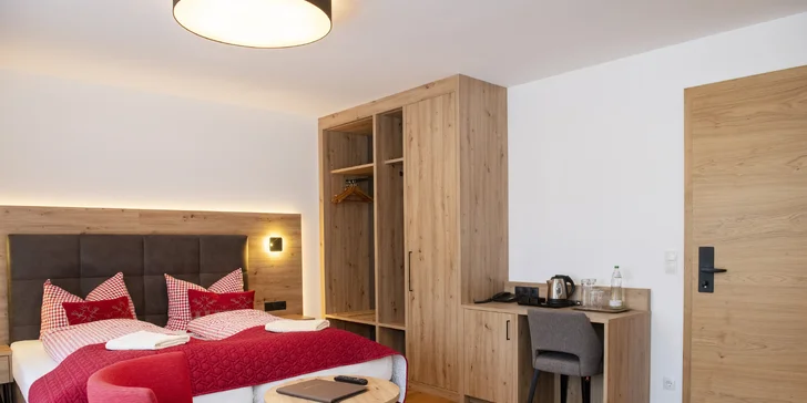 Kitzbühelských Alpách: 4* hotel blízko sjezdovky, bohatá polopenze, saunová zóna i karta výhod