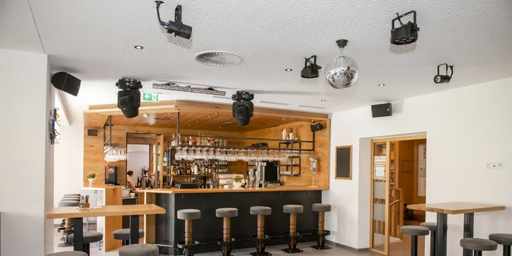 Kitzbühelských Alpách: 4* hotel blízko sjezdovky, bohatá polopenze, saunová zóna i karta výhod
