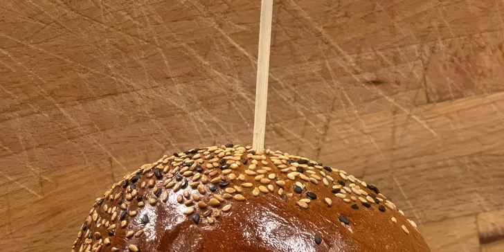 Dopřejte si 1 nebo 2 burgery dle výběru, vč. hranolek: varianta s kuřetem, hovězím, tofu i tvarůžky