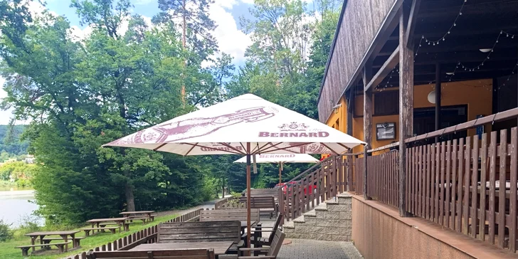 Dopřejte si 1 nebo 2 burgery dle výběru, vč. hranolek: varianta s kuřetem, hovězím, tofu i tvarůžky