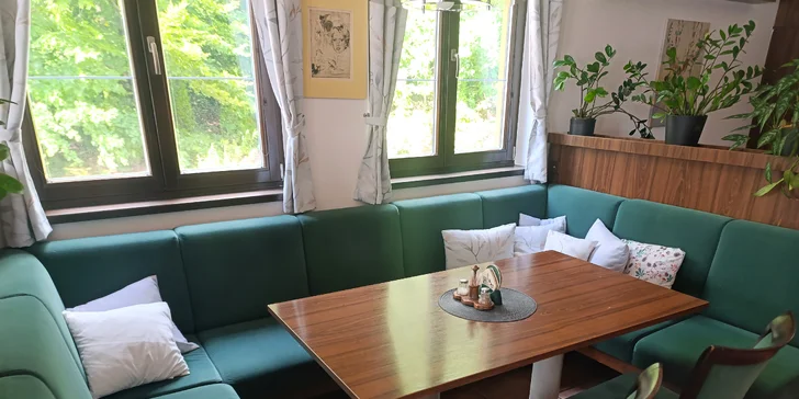 Dopřejte si 1 nebo 2 burgery dle výběru, vč. hranolek: varianta s kuřetem, hovězím, tofu i tvarůžky