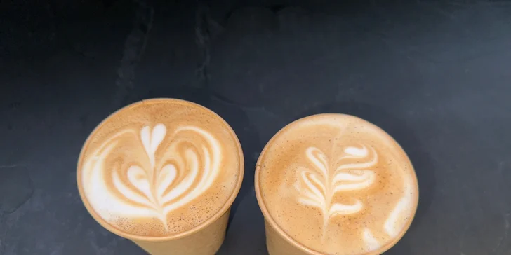 2 kávy dlě výběru v chrudimské kavárně: espresso, flat white, batch brew i další