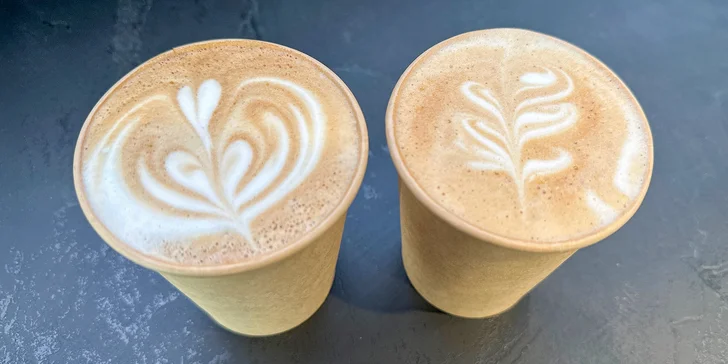 2 kávy dlě výběru v chrudimské kavárně: espresso, flat white, batch brew i další