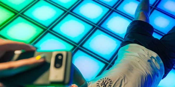 GlowStep: 55 min. pixelových her pro jednoho, dva i celou partu