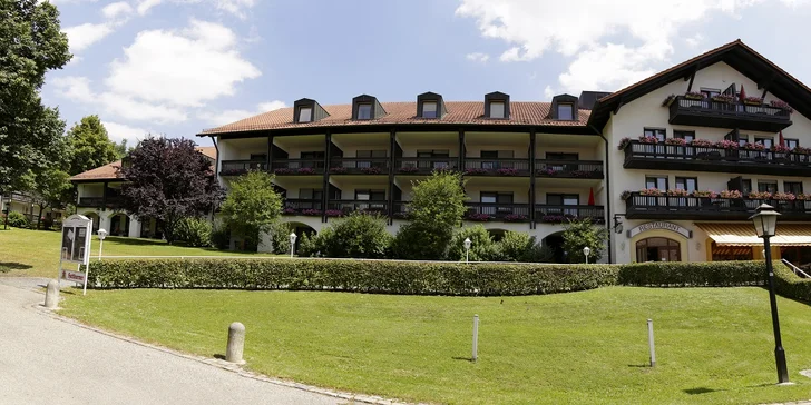 Bavorský hotel s polopenzí a neomezenými lázněmi o velikosti 1 600 m²