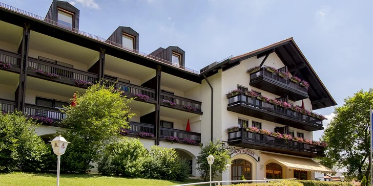 Bavorský hotel s polopenzí a neomezenými lázněmi o velikosti 1 600 m²
