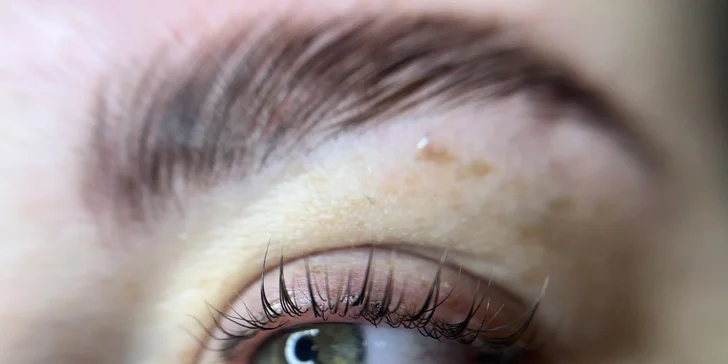 Podmanivý pohled každý den: laminace obočí a lash lifting včetně barvení a výživy